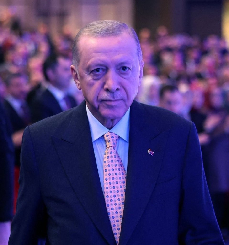 Anayasa’nın 117’nci maddesi gereğince, Türk Silahlı Kuvvetleri'nin Başkomutanı: 
🇹🇷 Recep Tayyip Erdoğan'dır!