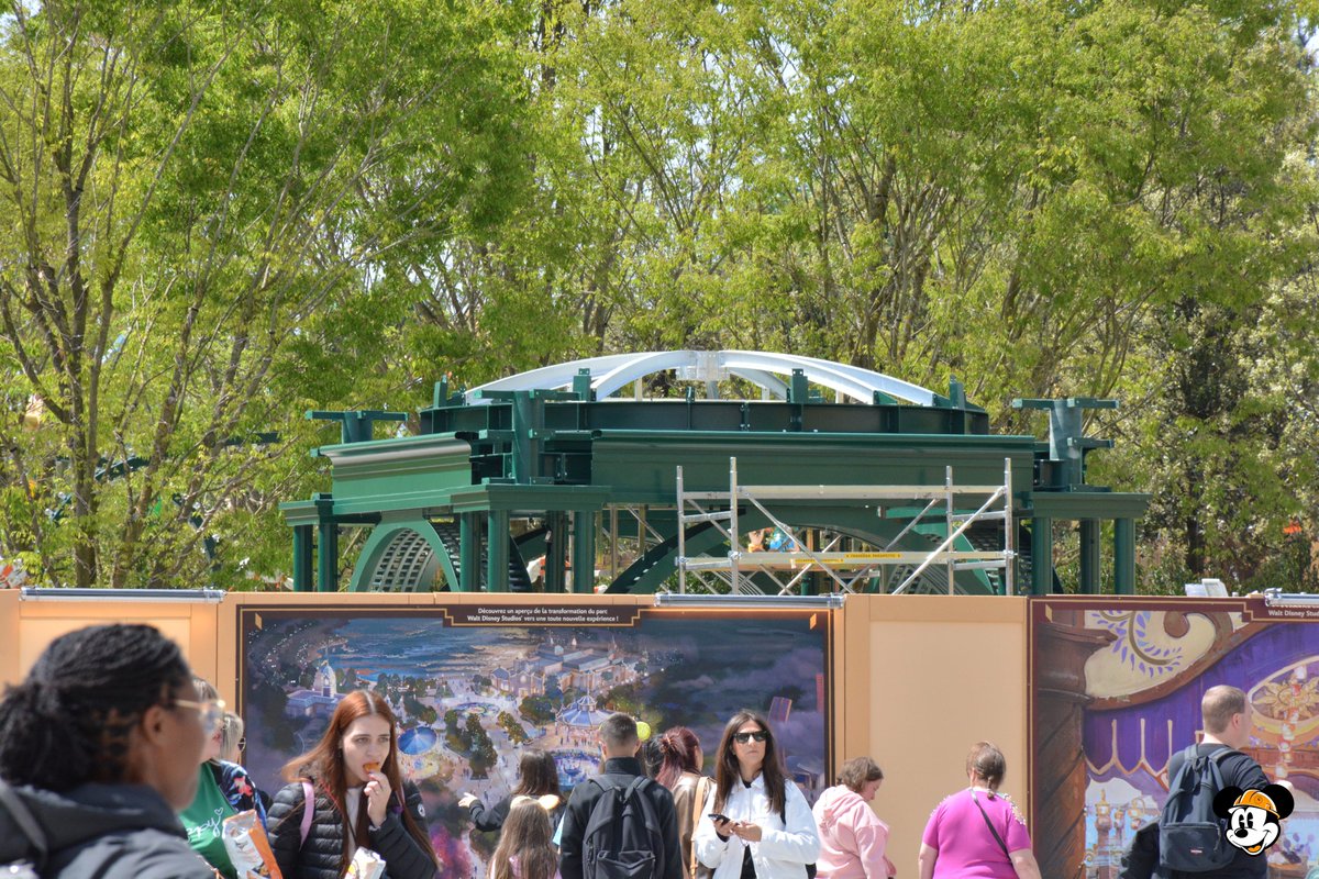 [Analysis] 🚧 Progress on #WDS2 Adventure Way &amp; Gazebo Garden!

1️⃣ The right-hand pergola of Adventure Way is under assembly, matching the style of lampposts and light arches seen in #DisneylandParis’s concept art.
2️⃣ At Gazebo Garden, the green roof is now visible through the