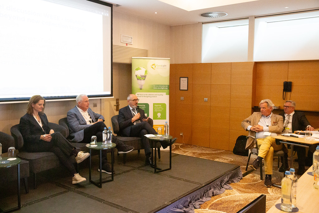 APPLiA_Europe's tweet photo. ♻️ At @EucoLight 10th Anniversary, our DG @paolofromfar shared the key role of home appliance manufacturers in turning the #WEEE Directive into a true EU circular economy success story. 

With the upcoming revision, it must: 

🔹 Clearly define the obligations of all actors in the WEEE value chain
🔹 Enforce separate collection to improve recovery of valuable resources
🔹 Ensure quality recycled content for new products
🔹 Strengthen reporting and stop free-riding

Read the full report: https://t.co/Jf9pkzVsAi