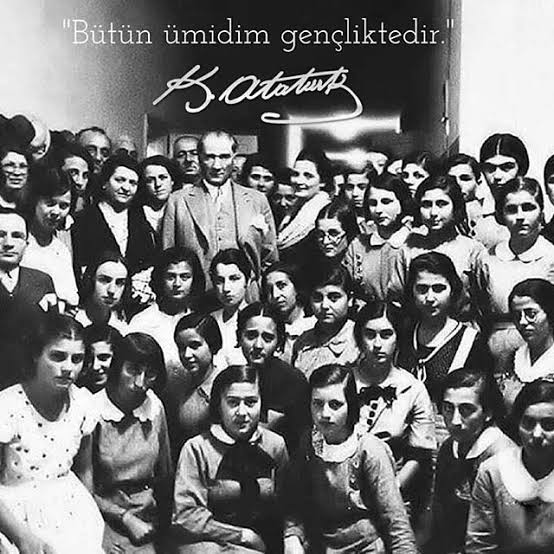 O bizi ayrıştırmadı,
O bize çapulcu azgın azınlık illet zillet demedi..
O bizi geleceğin teminatı olarak bildi, aydınlık yarınların birer neferisiniz diyerek bütün ümidini Türk gençliğinde gördü..
Ve en büyük eserini bize emanet etti..

Bayramımız kutlu olsun
#19Mayıs1919