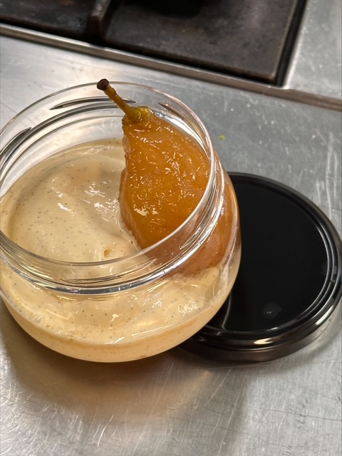 UOCesalut's tweet image. 😍👩‍🍳Aquesta setmana hem iniciat les pràctiques de tècniques culinàries del grau de #Nutrició Humana i Dietètica a l&apos;Escola d&apos;Hostaleria del Sant Ignasi.

🍽️L&apos;estudiantat del grau ha elaborat nombroses receptes de plats i postres. 

📸Aquestes són algunes d&apos;elles! 👇