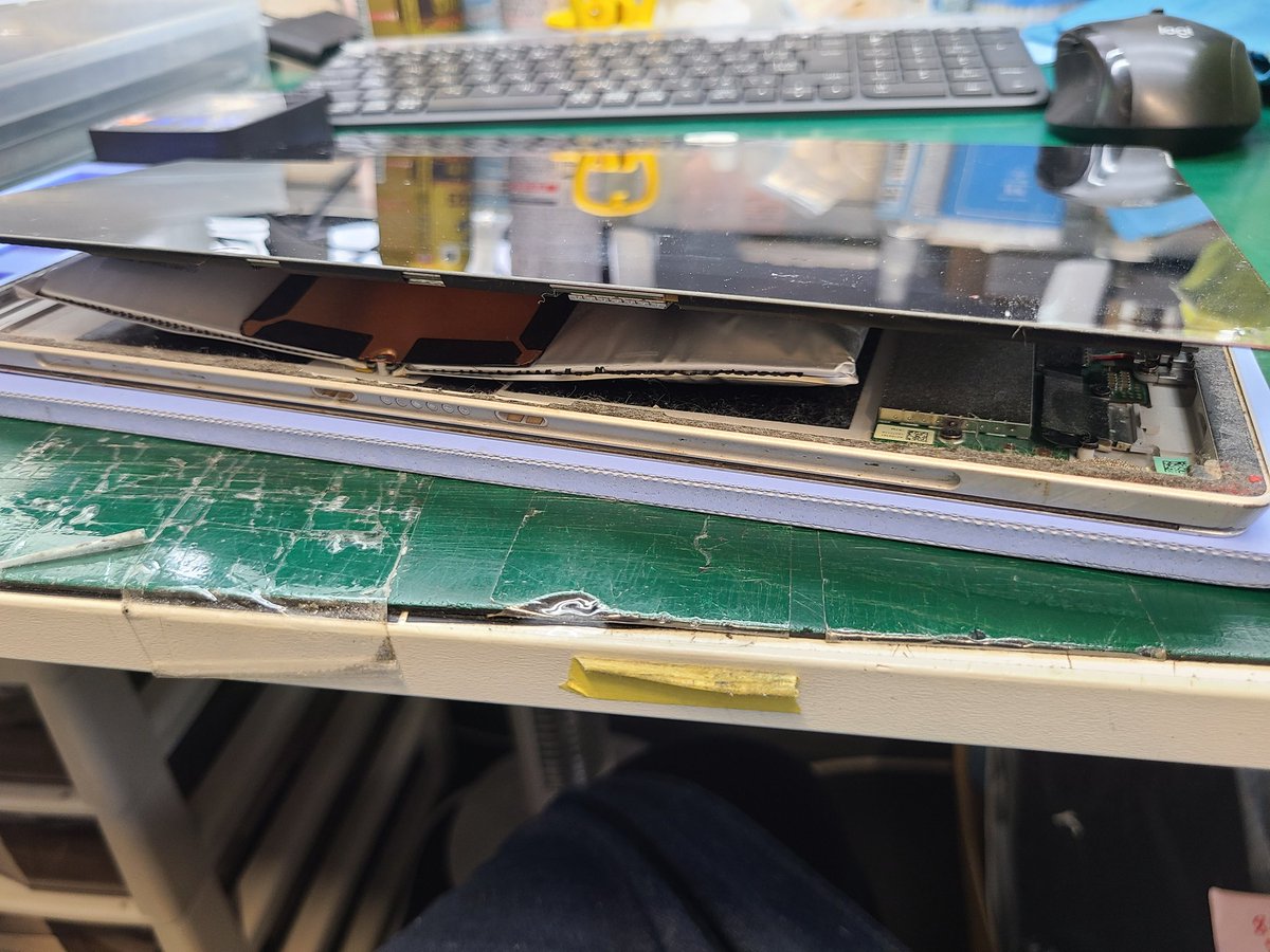 smartmax_repair's tweet image. #Surface #Pro4 #model1724
バッテリー膨張交換修理のご依頼です！いつも当店をご利用頂き誠にありがとうございます🙇🙇‍♀️
少しずつ膨張していたバッテリーの最終形です😵💦
膨張がかなり進んでおり、大変危険なのが分かります⚠️
当店は修理にかなりの実績がございますので、新品交換で無事に完了です✨