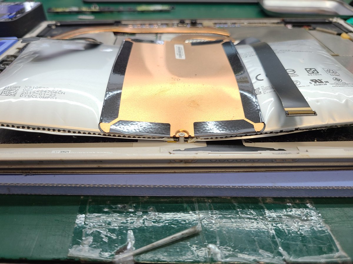 smartmax_repair's tweet image. #Surface #Pro4 #model1724
バッテリー膨張交換修理のご依頼です！いつも当店をご利用頂き誠にありがとうございます🙇🙇‍♀️
少しずつ膨張していたバッテリーの最終形です😵💦
膨張がかなり進んでおり、大変危険なのが分かります⚠️
当店は修理にかなりの実績がございますので、新品交換で無事に完了です✨