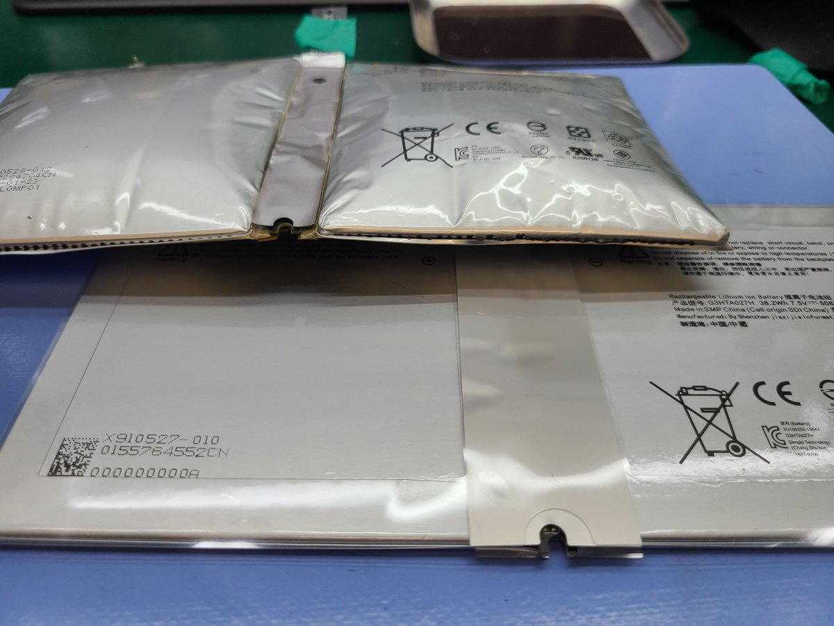 smartmax_repair's tweet image. #Surface #Pro4 #model1724
バッテリー膨張交換修理のご依頼です！いつも当店をご利用頂き誠にありがとうございます🙇🙇‍♀️
少しずつ膨張していたバッテリーの最終形です😵💦
膨張がかなり進んでおり、大変危険なのが分かります⚠️
当店は修理にかなりの実績がございますので、新品交換で無事に完了です✨