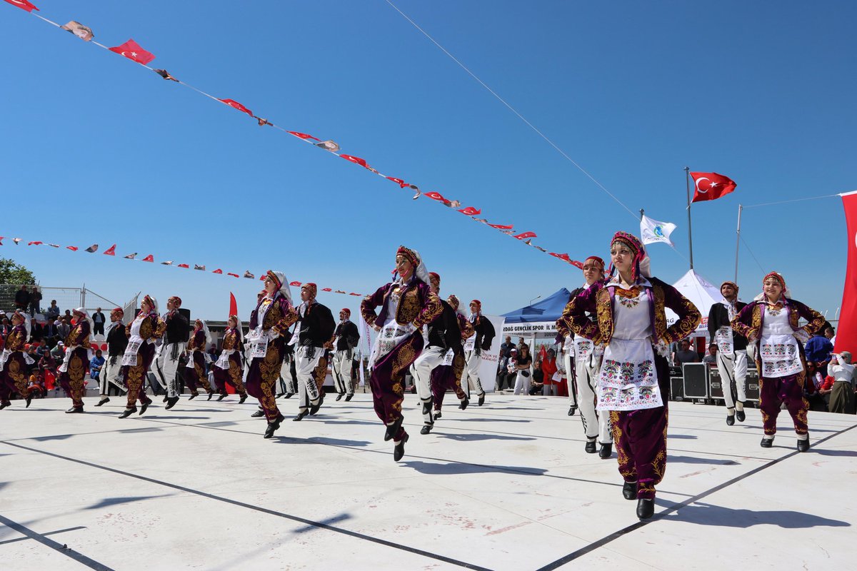 akkadintekirdag's tweet photo. 19 Mayıs Atatürk'ü Anma Gençlik ve Spor Bayramı
kapsamında, Tarihi Valilik Binamız önünde
düzenlenen çelenk sunma törenine Tekirdağ Milletvekilimiz Mestan Özcan, İl Başkanımız Ali Gümüş, İl Kadın Kolları Başkan Vekilimiz Hidayet Avcı Dinçer, Başkan yardımcılarımız, Süleymanpaşa İlçe Kadın Kolları Başkanımız İlknur Koç ve yönetimi ile katılım sağladık. 

Ardından sahil dolgu alanındaki etkinlikte gençlerimizin coşkusuna ortak olduk. 

Tüm gençlerimizin Bayramı kutlu olsun. 

@tugbaisikercan
@CKoncagul
@mestanozcan
@av_aligumus
@YelizErgin72826