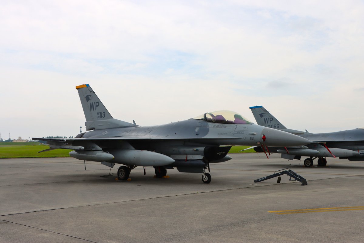 Buccaneer_55's tweet photo. かなり久々の #横田基地日米友好祭 参加の、#在韓米軍 #8FW #80thFS #35thFS #WP #WolfPack #F16
多分、急に呼ばれたんだと思うのよ...
当初、F16は、デモチームのWWの2機だけだったけど、空自不参加後の展示機変更でいきなり2機増えたから💦
でもこの子が見れただけでも行く価値があった!🙌 https://t.co/3YDlaagnzL
