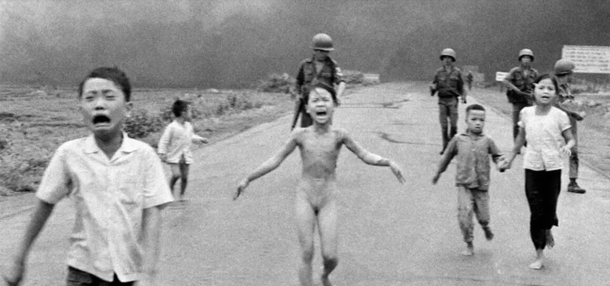lequotidien509's tweet photo. 🇻🇳 Le concours @WorldPressPhoto a annoncé vendredi qu'il ne considérait plus le photographe américano-vietnamien #NickUt comme l'auteur de « La petite fille au napalm », l'un des clichés les plus emblématiques de l'histoire, après la diffusion d'un documentaire qui a remis en question son rôle d’auteur. Ce cliché, pris en 1972 au #Vietnam, est devenu un symbole des horreurs de la guerre. Selon l’enquête, d’autres photographes présents ce jour-là, comme #NguyenThanhNghe, pourraient être les véritables auteurs. #Photographie #Vietnam #Histoire @MARADIO509 #lequotidien509 @lequotidien509