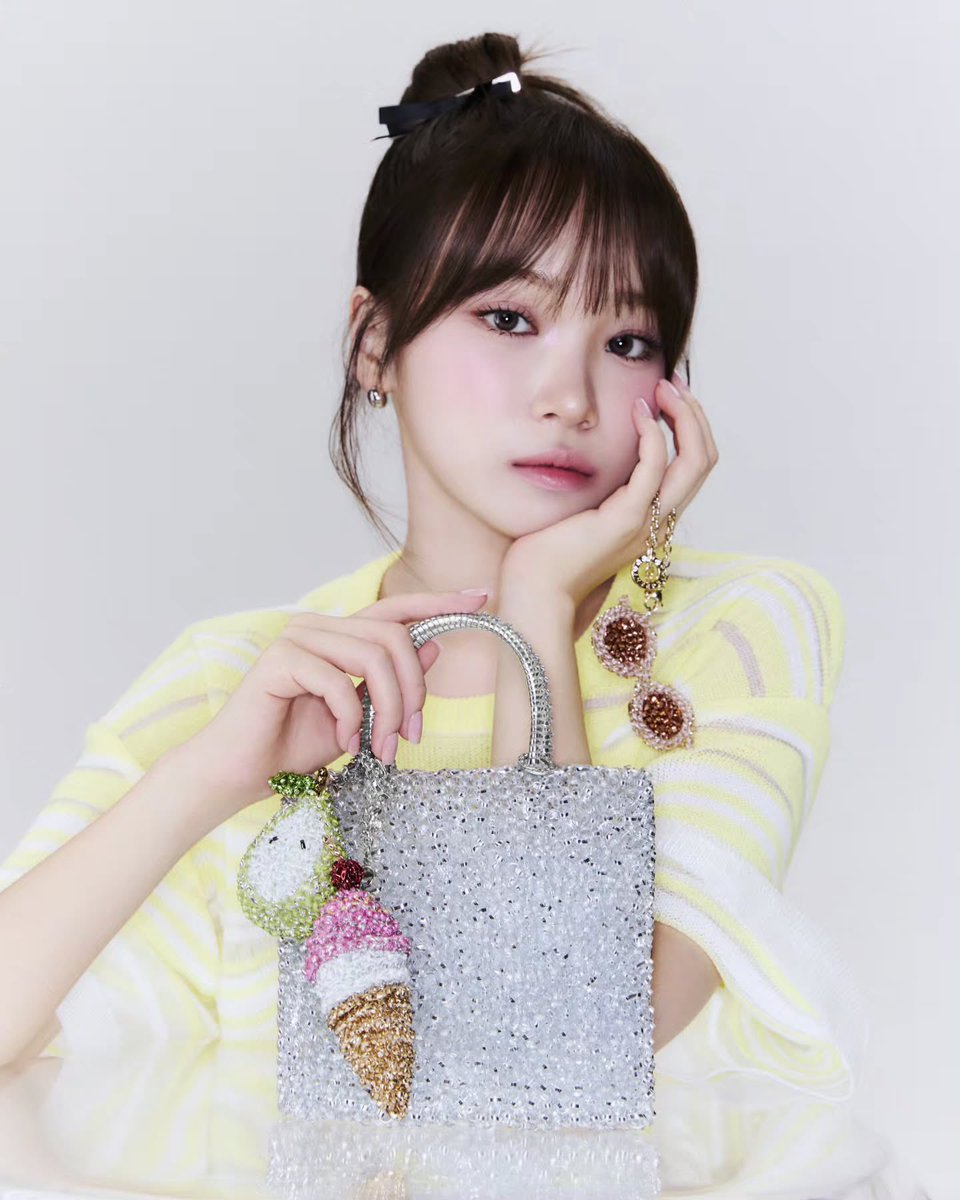 KCW_COMPANY's tweet photo. [ 📱 ] @ _chaechae_1 #김채원

#ANTEPRIMA #WIREBAG
 #アンテプリマ #ワイヤーバッグ

🔗 https://t.co/ZlbtQ4NHTx

#김채원 #KIMCHAEWON #チェウォン #르세라핌 #LE_SSERAFIM https://t.co/ZQ3MZIvxdT