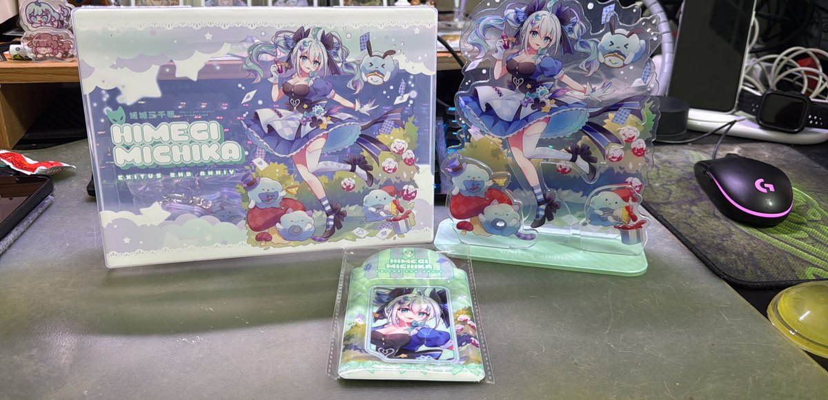 Ccceric7's tweet image. 偷偷來跟咪奇分享一下我最近收到的周邊啦～
一開始我還以為立牌是那種小小的普通款，
結果一組裝好…哇！超級大！

收納盒也超讚，以前咪奇送的小禮物都可以收進去！整整齊齊，每次打開都像開寶箱一樣超開心～

已經開始期待下次的週邊了，
我有個小小的願望…希望有一天我的桌子能被咪奇包圍
#一米幾