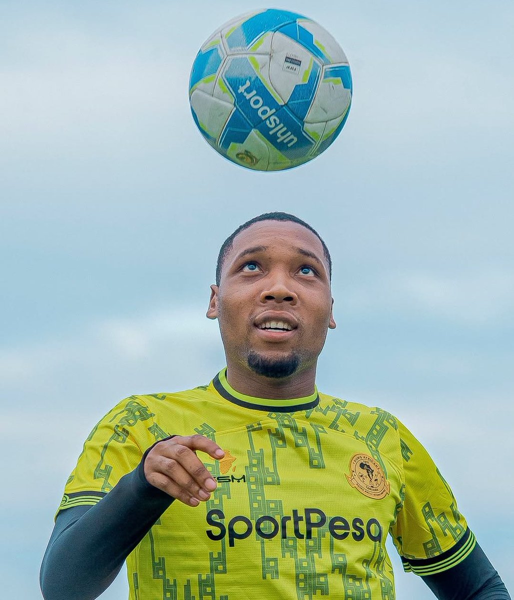 Sospeter1993's tweet photo. -Kwamba Yanga walikataa Ofa ya Bilioni 2 kwa Mzize halafu wakakubali Biashara ya Milioni 450 kwa Aziz Ki?

Yaani hapa ni vipi unaweza kumueleza Mtu akakuelewa...? Hebu watueleze vizuri hii Wydad iliyomtaka Mzize ni Wydad ya wapi...🤣 https://t.co/xRR3uO17wh