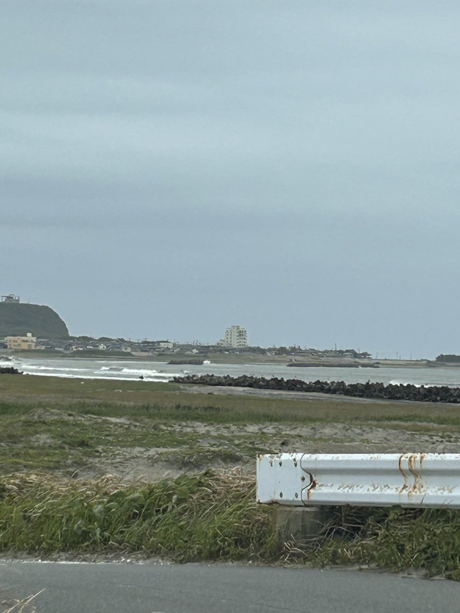 motommy19's tweet image. 先週は奥歯を抜歯して、今朝抜糸してから直交。
お昼くらいからタイミング良く胸くらいのまあまあいい波でした。
歯茎の糸もなくなってスッキリとサーフィンできました。
色々なサーフボードあるけど結局これに戻るんだな。
#tohmassurfbord 
#singlefin