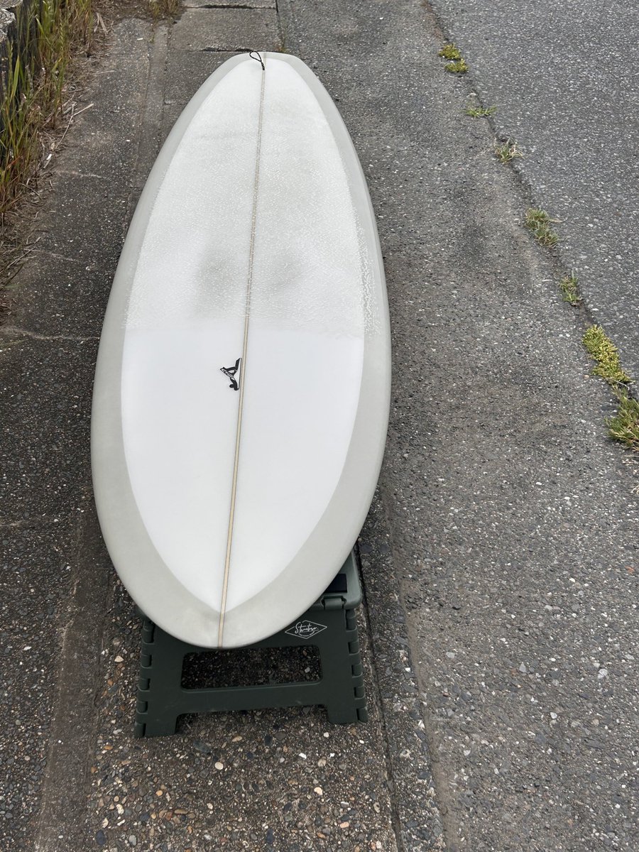 motommy19's tweet image. 先週は奥歯を抜歯して、今朝抜糸してから直交。
お昼くらいからタイミング良く胸くらいのまあまあいい波でした。
歯茎の糸もなくなってスッキリとサーフィンできました。
色々なサーフボードあるけど結局これに戻るんだな。
#tohmassurfbord 
#singlefin