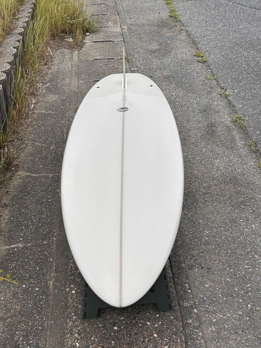 motommy19's tweet image. 先週は奥歯を抜歯して、今朝抜糸してから直交。
お昼くらいからタイミング良く胸くらいのまあまあいい波でした。
歯茎の糸もなくなってスッキリとサーフィンできました。
色々なサーフボードあるけど結局これに戻るんだな。
#tohmassurfbord 
#singlefin