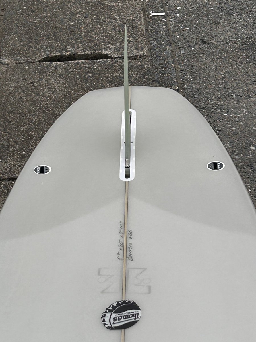 motommy19's tweet image. 先週は奥歯を抜歯して、今朝抜糸してから直交。
お昼くらいからタイミング良く胸くらいのまあまあいい波でした。
歯茎の糸もなくなってスッキリとサーフィンできました。
色々なサーフボードあるけど結局これに戻るんだな。
#tohmassurfbord 
#singlefin