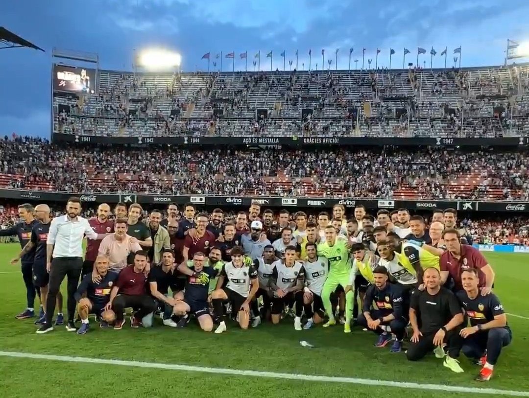 Valfaraig78's tweet photo. Y 21 años después, celebramos la permanencia con foto de familia incluida y con la arenga del speaker a Mestalla. VERGONYA! #LimGoHome https://t.co/n7aNrbsg5c
