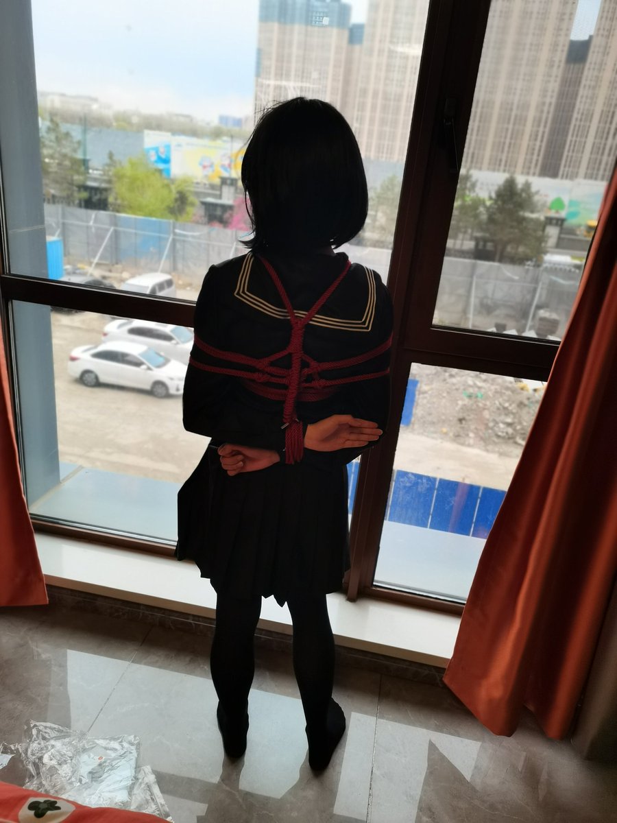 xiangbeisimade1's tweet photo. 美少女Sakura的SM冒险
少女在被束缚的过程中喜欢上了这种羞辱的感觉，仿佛自己像灭国的公主一样被束缚着等待着凌辱。少女在紧张与兴奋中向外界展露束缚的身体，下面渐渐湿润。
m：sakura老师@Elysiaaa99
缚手：本人
#sm #cd #crossdresser #伪娘 #丝袜 #紧缚 #日式捆绑 #jk #水手服 https://t.co/a7AoK8N29W