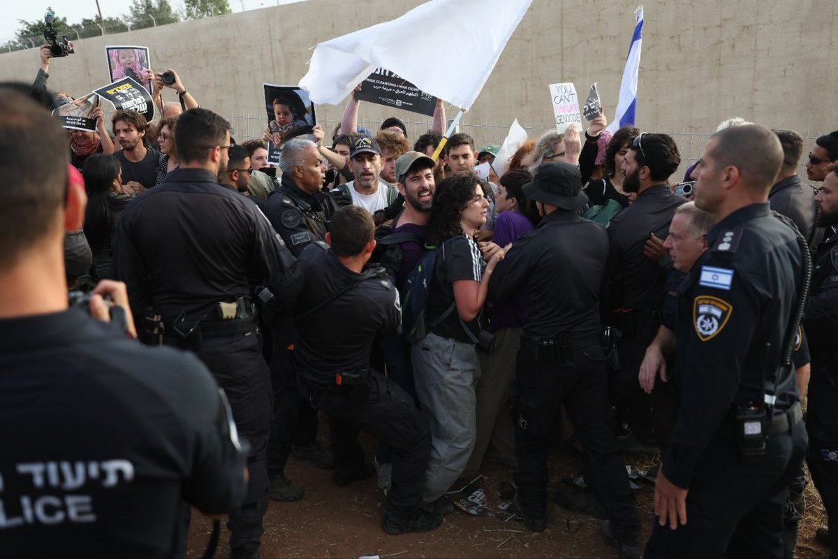 המשטרה עצרה אתמול את <a href="/AlonLeeGreen/">Alon-Lee Green - ألون-لي جرين - אלון-לי גרין 🟣</a> ועוד תשעה פעילים מההפגנה שלנו לסיום המלחמה ומבקשת להשאיר אותם שבוע במעצר. כשמתנחלים פורצים את הגבול לעזה הם משוחררים בתחנה. אבל כשאנחנו דורשים עסקה ושלום - שולחים אותנו לכלא. הם חושבים שישתיקו אותנו, אבל אנחנו לא נוותר. את המאבק הזה לא יעצרו.