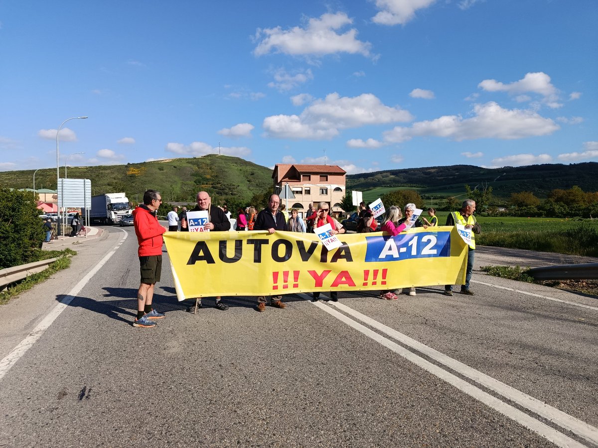 AytoBelorado's tweet photo. 🛑✋✋Seguimos reclamando una #CarreteraSegura todos los viernes a las 18:30h. en el Parque de La Florida de #Belorado #A12YA
Imágenes del pasado 16 de mayo.
#MinisteriodeTransporteyMovilidadSostenible https://t.co/26nRR0WKOd