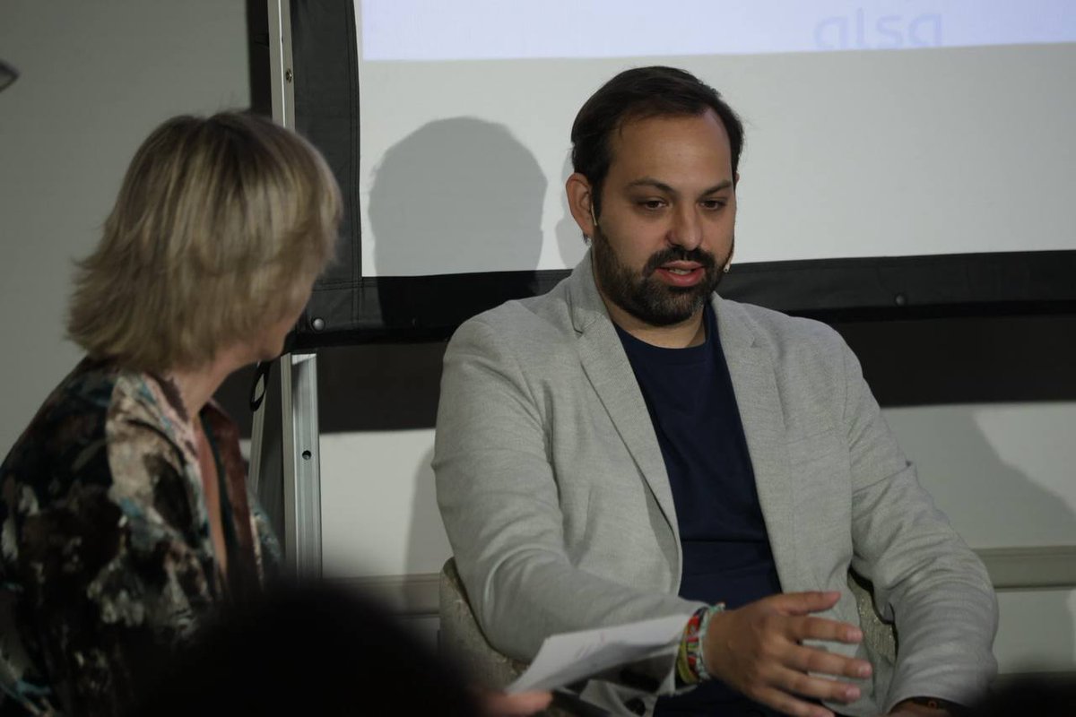 Madridiario's tweet photo. #InteligenciaArtificial David Redondo, responsable de Innovación en @ValorizaSM, ha expuesto el proyecto innovador de reciclaje que contaba con "contenedores inteligentes" capaces de detectar los residuos que la persona estaba tirando y conocer si estaba reciclando adecuadamente. Un proyecto piloto que contaba con incentivos para la persona que lo utilizará adecuadamente.
➡️ Sigue la jornada en: https://t.co/eBsDFPQweB