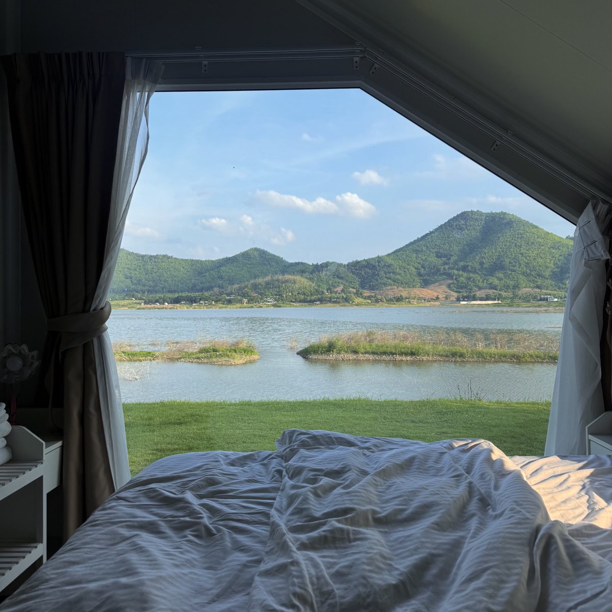 sfkkfs_'s tweet photo. สุพรรณบุรี vibes ดีมากก 🌳 
แนะนำที่พักที่ไปมา เสพสีเขียวจนหนำใจ ;-; 

Thammachard Campground เล็งที่นี่มานาน 
วิวสวยมากก เห็นทั้งน้ำ ภูเขา แสงสวยทุกช่วงเวลาจริงๆ https://t.co/c5UDtyA8Mk