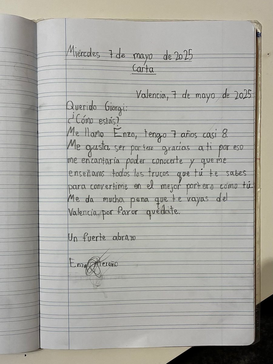 Os voy a contar algo que me lleva emocionando días💔

El otro día, en el cole de mi hijo, les dijeron en clase lo siguiente:

"Escribid una carta a la persona que queráis o admiréis"

Sus amigos escribieron a Cr7, Messi, Mbappé...

Esto escribió mi hijo Enzo de 7 años 🥹...que es