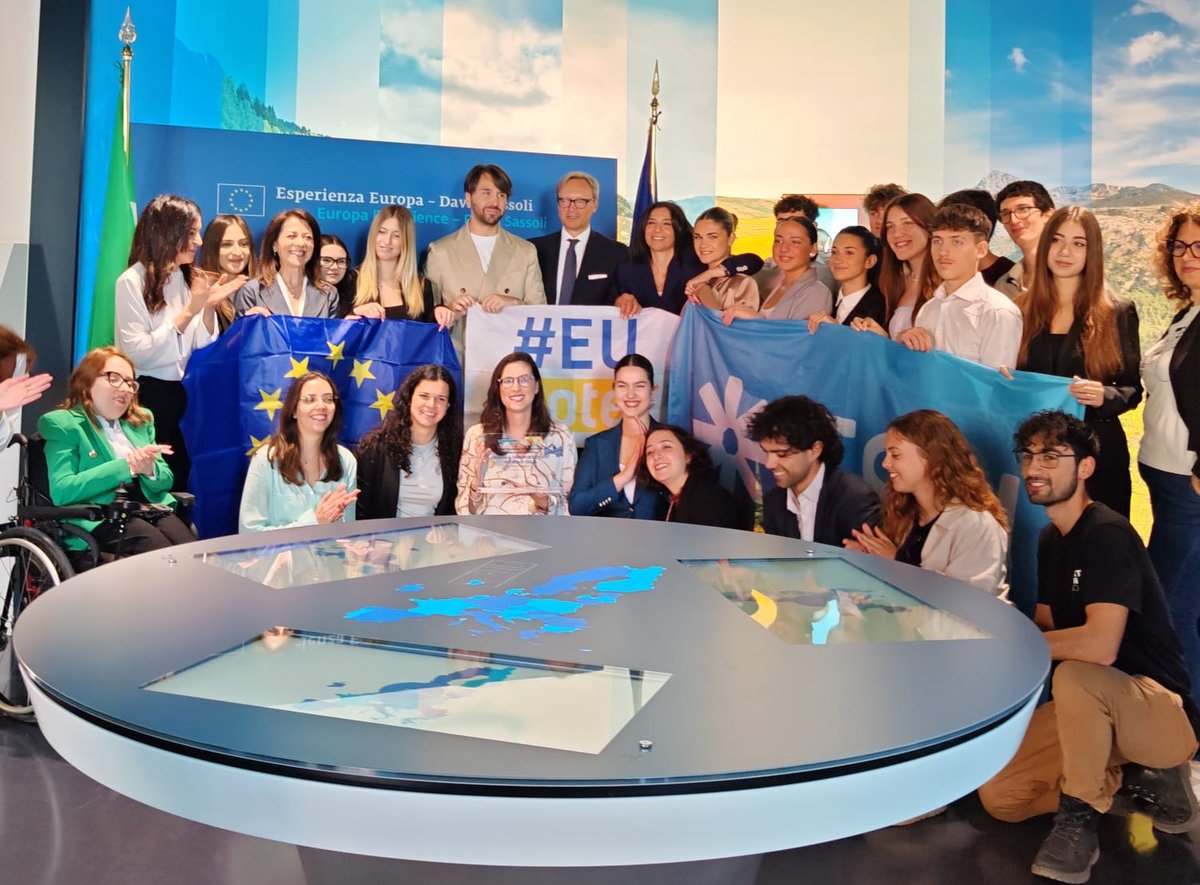 Congratulazioni a <a href="/ESNITALIA/">ESN ITALIA</a> 🏆
Vincitore nazionale del Premio Europeo Carlo Magno della Gioventù 2025

🇪🇺<a href="/giusi_princi/">Giusi Princi</a> 
🇪🇺<a href="/MarioFurore/">Mario Furore</a> 
<a href="/MariaC_Pisani/">Maria Cristina Pisani</a> 
<a href="/CNG_Italia/">Consiglio Nazionale Giovani</a> 

📍#EuropaExperience