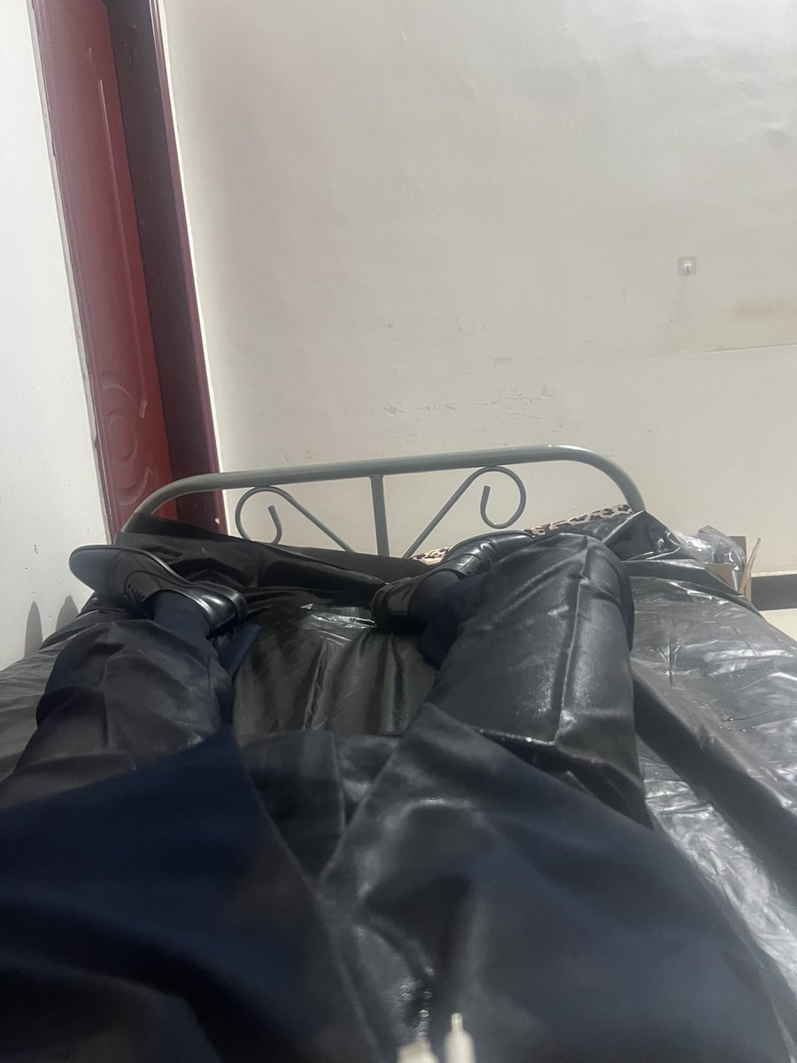 全副武装汗湿全身再躺在床上 ，里里外外都涂抹满了润滑油，翻滚，失禁