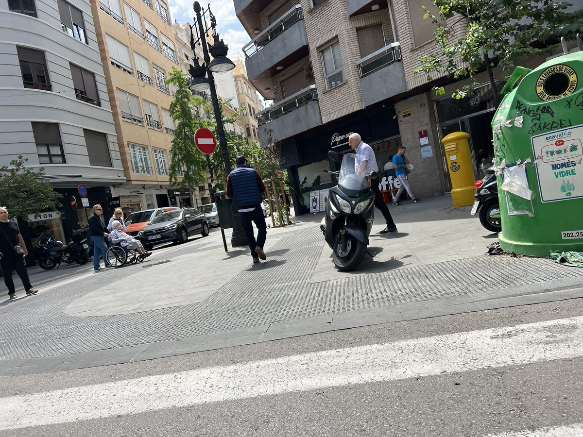 Aumenta el uso de los espacios recuperados, por parte de los incívicos. La falta de empatía hacia las personas que caminamos, es un momento, la moto donde yo quiera, todo vale, requiere no de una campaña sino de recuperar la sanción 
¿Cuántas fotos son necesarias?
