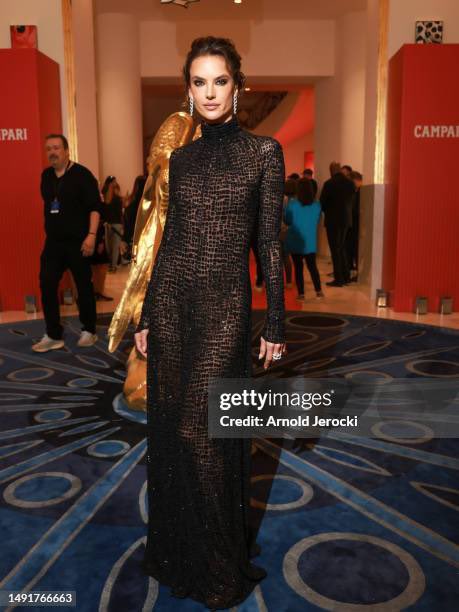 PausiniStyle's tweet photo. ¿Sabíais que este mismo look utilizó Alessandra Ambrosio en Cannes hace dos años? @LauraPausini #PausiniStyle https://t.co/QmJVIpPAY4