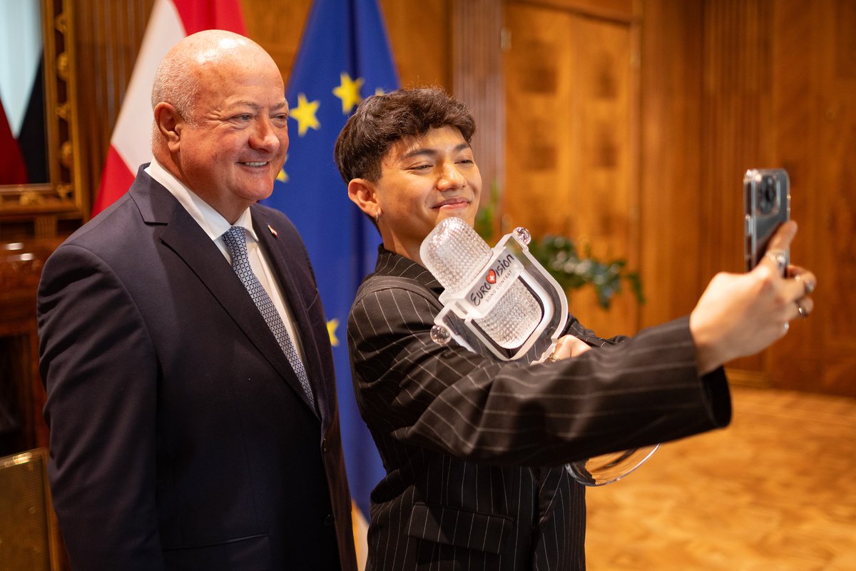 Volkspartei (@volkspartei) on Twitter photo Ein ganz besonderes Selfie! Nach seinem überwältigenden Sieg beim Eurovision Song Contest 2025 war Johannes Pietsch heute bei Bundeskanzler <a href="/_CStocker/">Christian Stocker</a> zu Gast.
Mit seiner Stimme und seinem hat er ganz Europa berührt – und Österreich auf der größten Bühne glänzen lassen.
Danke, Ein ganz besonderes Selfie! Nach seinem überwältigenden Sieg beim Eurovision Song Contest 2025 war Johannes Pietsch heute bei Bundeskanzler <a href="/_CStocker/">Christian Stocker</a> zu Gast.
Mit seiner Stimme und seinem hat er ganz Europa berührt – und Österreich auf der größten Bühne glänzen lassen.
Danke,