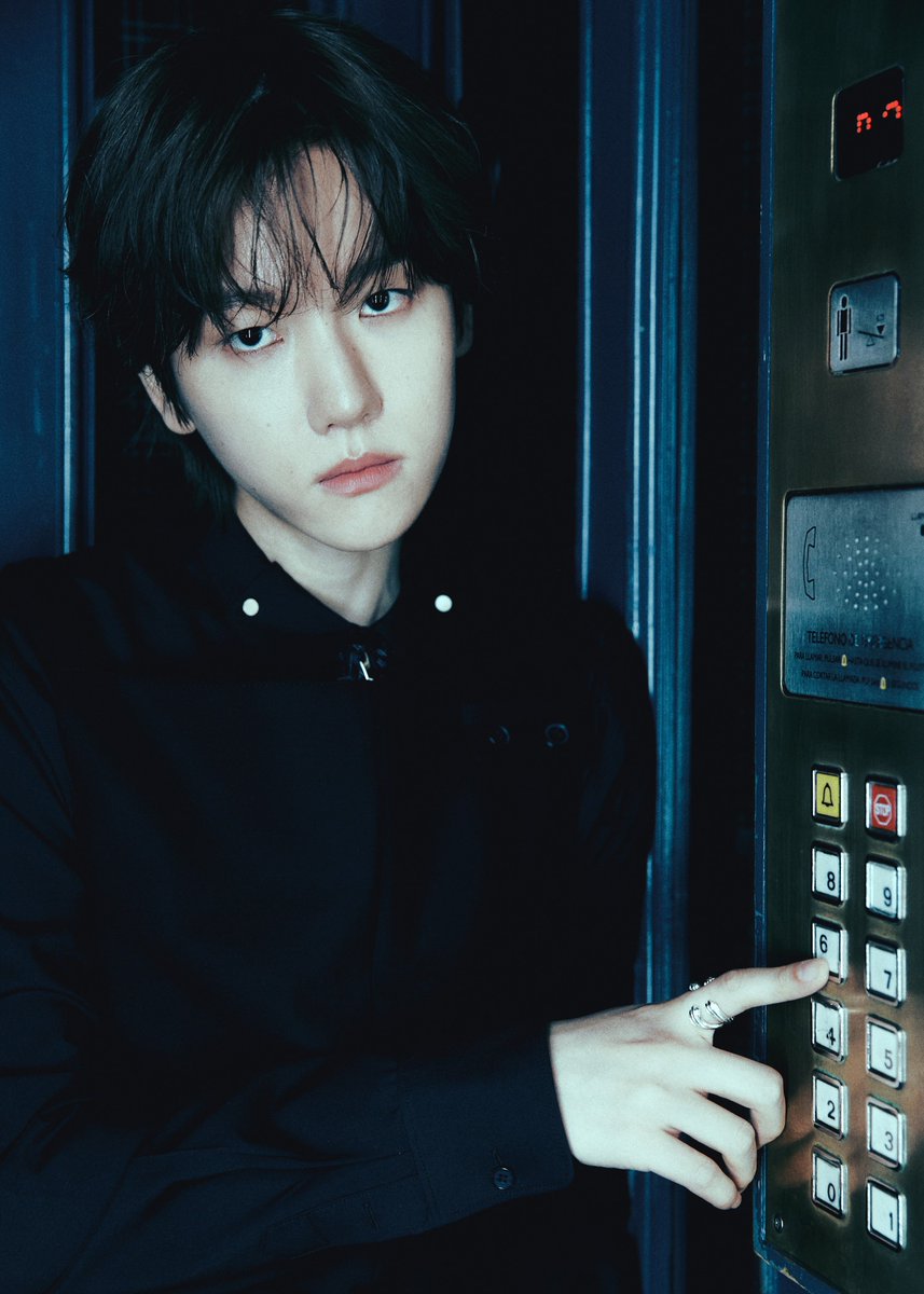 hourly baekhyun 🤍 tweet media