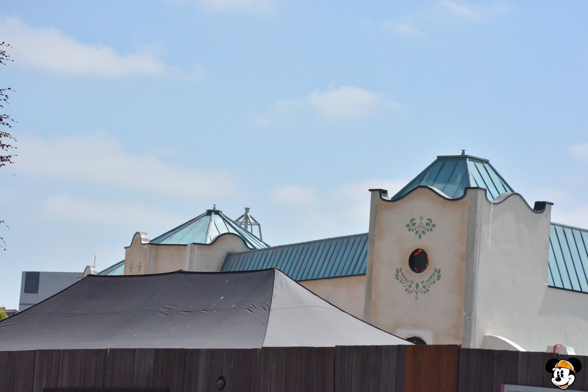 [Analysis] 🚧 #WDS2 Regal View Restaurant &amp; Lounge continues to be unveiled!

➡️ Tarp coverings are being progressively removed, offering first glimpses of the restaurant’s exterior, though full theming is still pending.
➡️ Art Nouveau patterns have begun to emerge on the façade.