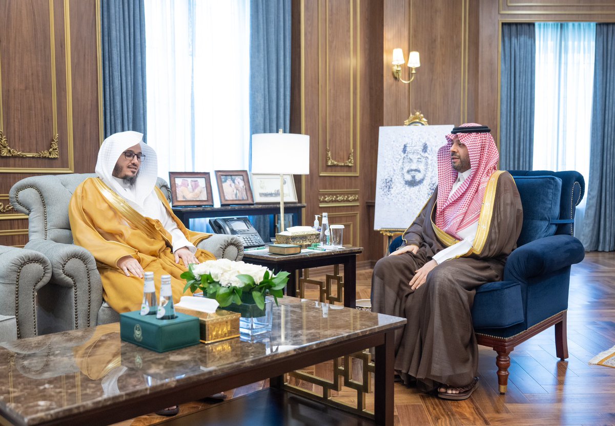 سمو الأمير 
#فيصل_بن_خالد_بن_سلطان يستقبل رئيس المحكمة الإدارية بمنطقة الحدود الشمالية .

spa.gov.sa/N2320760