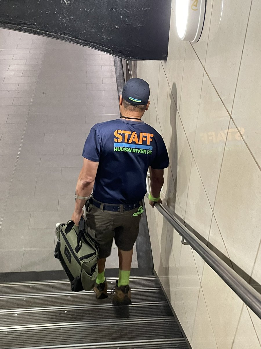 sider_uw's tweet image. Hi @HudsonRiverPark, it's not a good look when ur staff jumps turnstiles entering the @PATHTrain wearing full uniform &badge. Missed his name but this man is his late 40s-mid 50s is athletic enough to do a beautiful jump over obstacles. Is he not paid enough? Or just a thief?