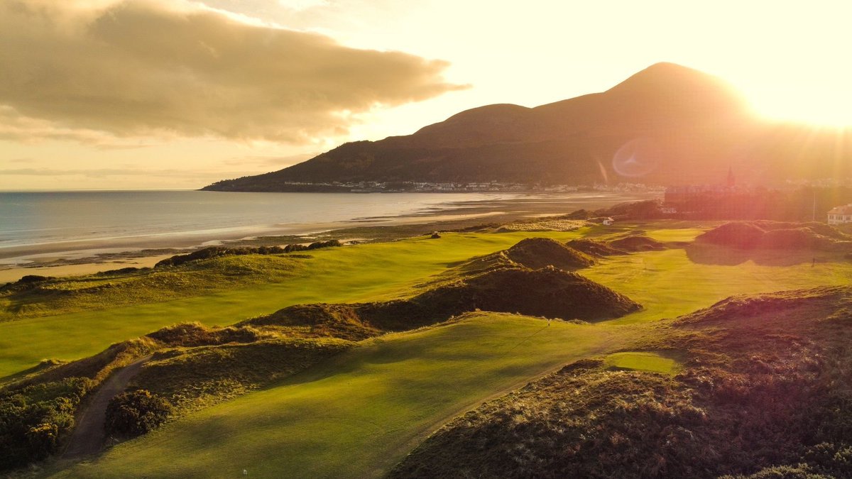 Spring in Northern Ireland =
⛳ Sunshine on the first
🌧️ Rain on the fifth
🌬️ Wind on the twelfth
🥶 All of the above by the eighteenth

Would you brave it for a round at Royal County Down?

hashtaggolftravel.com

#Golf #Golfer #GolfHoliday #RoyalCountyDown