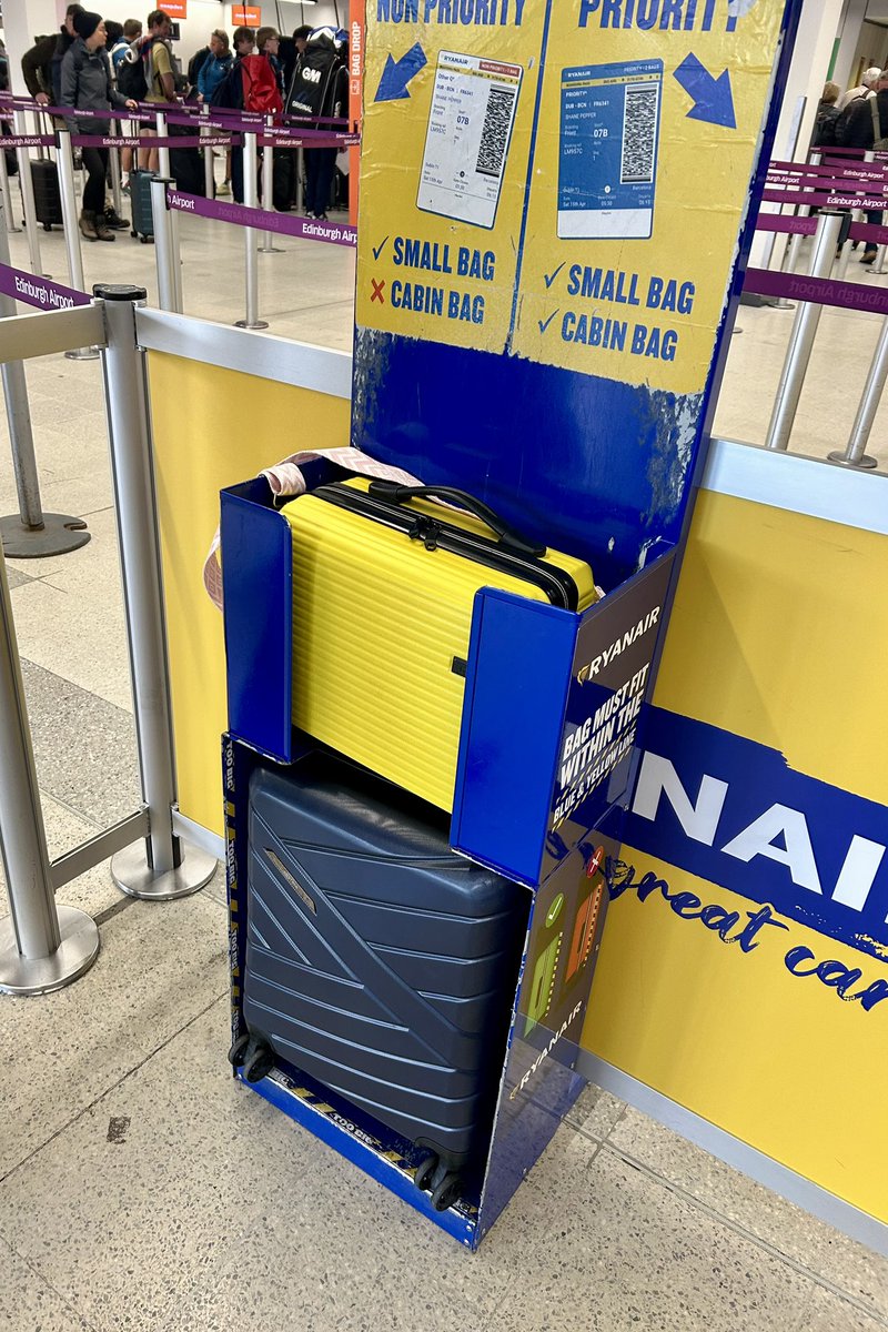 lukas_37a's tweet photo. Hey @Ryanair, do you want to play a game? 

(Colour coded also!) 

#BagsExplained https://t.co/Cgac8rxkUv