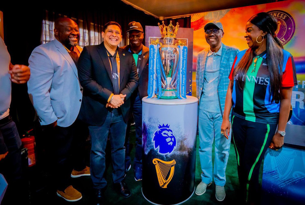 yabaleftonline's tweet photo. Lagos state Governor Sanwo-Olu Receives EPL Trophy In Lagos, Nigeria. https://t.co/BHeZpOokOW