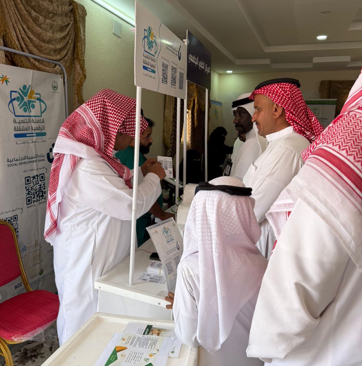 Emara_Albaha's tweet photo. قدمت #قافلة_التنمية_الرقمية_المتنقلة خدماتها  بمراكز منطقة #الباحة في محافظة #القرى بمركزي #معشوقة و #تربة_الخيالة ، استمر شركاء القافلة في تقديم الخدمات للمواطنين والمقيمين ولكبار السن وذوي الإعاقة ومن لا يستطيعون الحضور إلى المقار الرسمية، بالإضافة إلى إطلاع العملاء على الخدمات والتسهيلات المستحدثة على أنظمة الوزارات والجهات الحكومية.