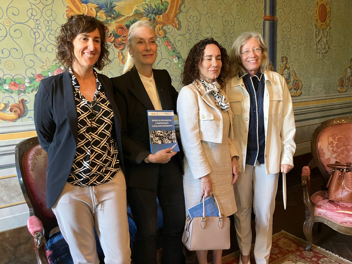 economistescat's tweet photo. 💟⚡️La 3a Trobada de Dones Economistes ha estat un èxit absolut!

Visita a la casa modernista Solà-Morales d'Olot, xarrada sobre lideratge femení i recorregut per les instal·lacions de La @fageda. 

Cultura, creixement personal, networking i bona companyia! https://t.co/1cSxS3HIvD