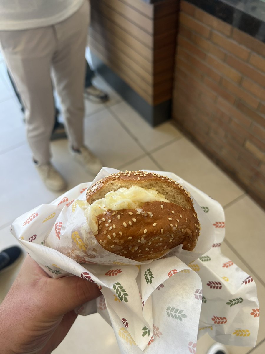 Beyruttayım ilk defa ekmek arası künefe yedim,şuan hastaneden yazıyorum.