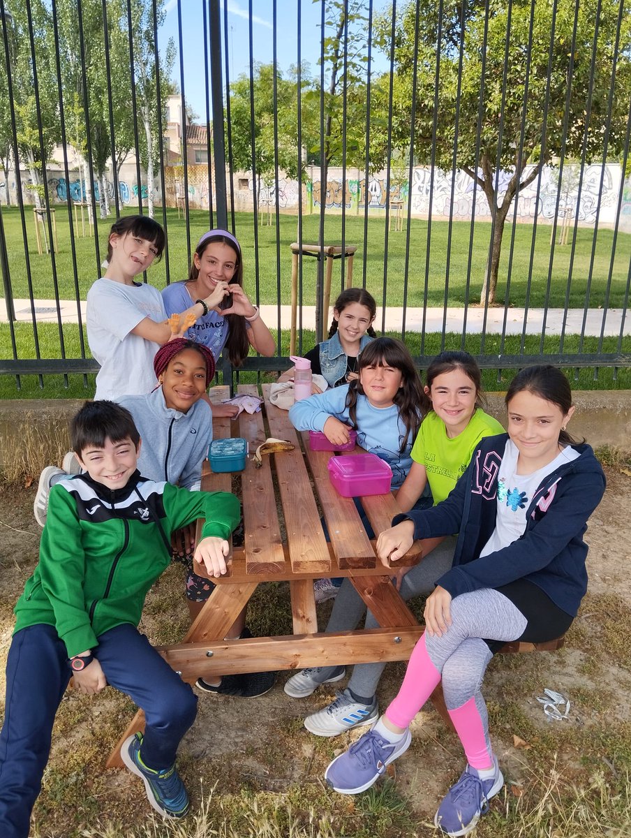 cpleszaragoza's tweet photo. 👏MOBILIARIO RECREO👏
Estrenamos mesas en el recreo de primaria. Gracias al @apalaestrella por haber colaborado en la instalación #LaEstrellaEsMiCole https://t.co/dGYIPP8F3z