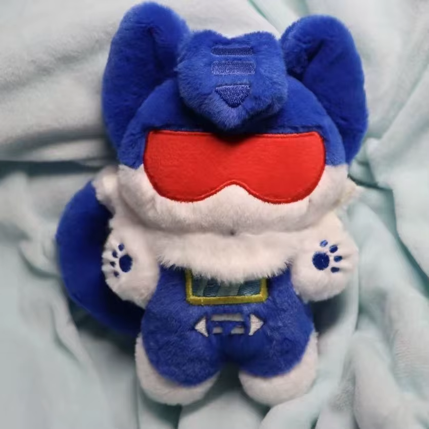 Lintufriikki's tweet image. does anyone happen to know who made this kitty soundwave plush? he's so adorable but i can't find sources besides aliexpress 😭😭