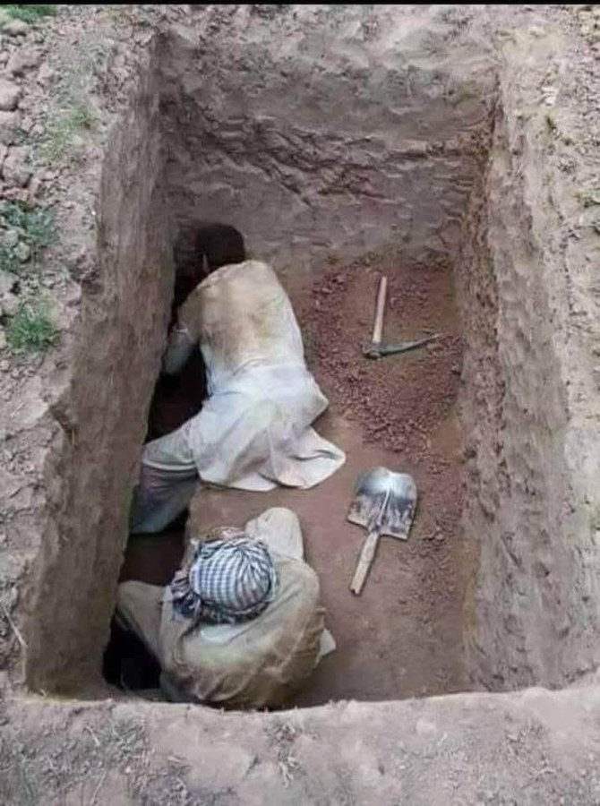 665t_'s tweet photo. مقبرة في السعودية تعود لأكثر من 30 سنة شاهد ماذا وجدوا؟؟

قصة حقيقية بمعنى يبكي القلب!!

يروي الشيخ/ عبود العسيري فيقول: والله إني لمحدثكم بقصة وإني على يقين بها ومن حدثني بها عدول وهم من رأوها بأم أعينهم!! https://t.co/8k56D9PIq8
