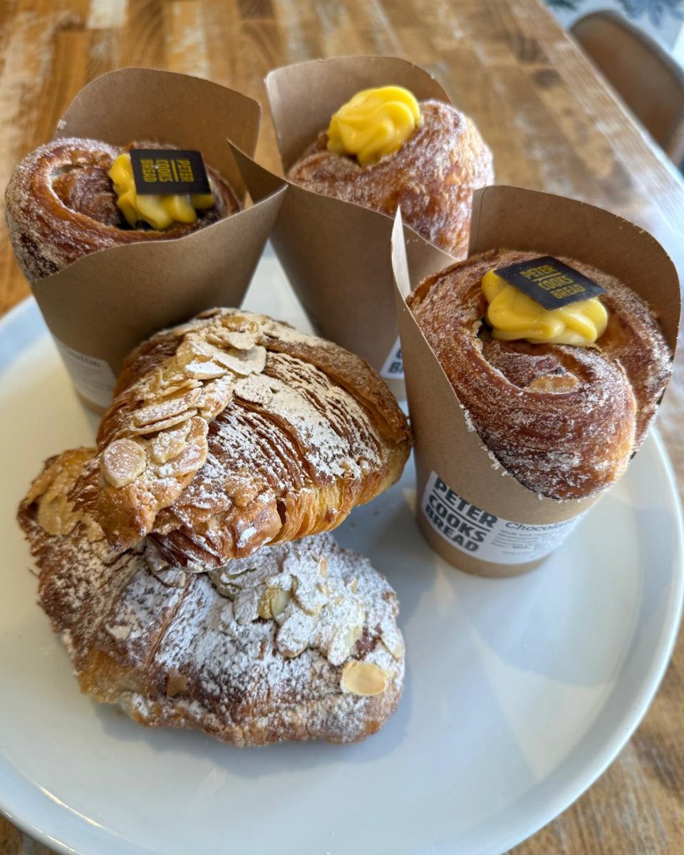 TheAngelHotel's tweet image. 🥐✨ The Angel proudly stocks a selection of goods from @PeterCooksBread every week. Try their heavenly cruffins and buttery croissants, baked locally in the Malvern Hills.

#PeterCooksBread #AngelPershore #SupportLocal #EatLocal