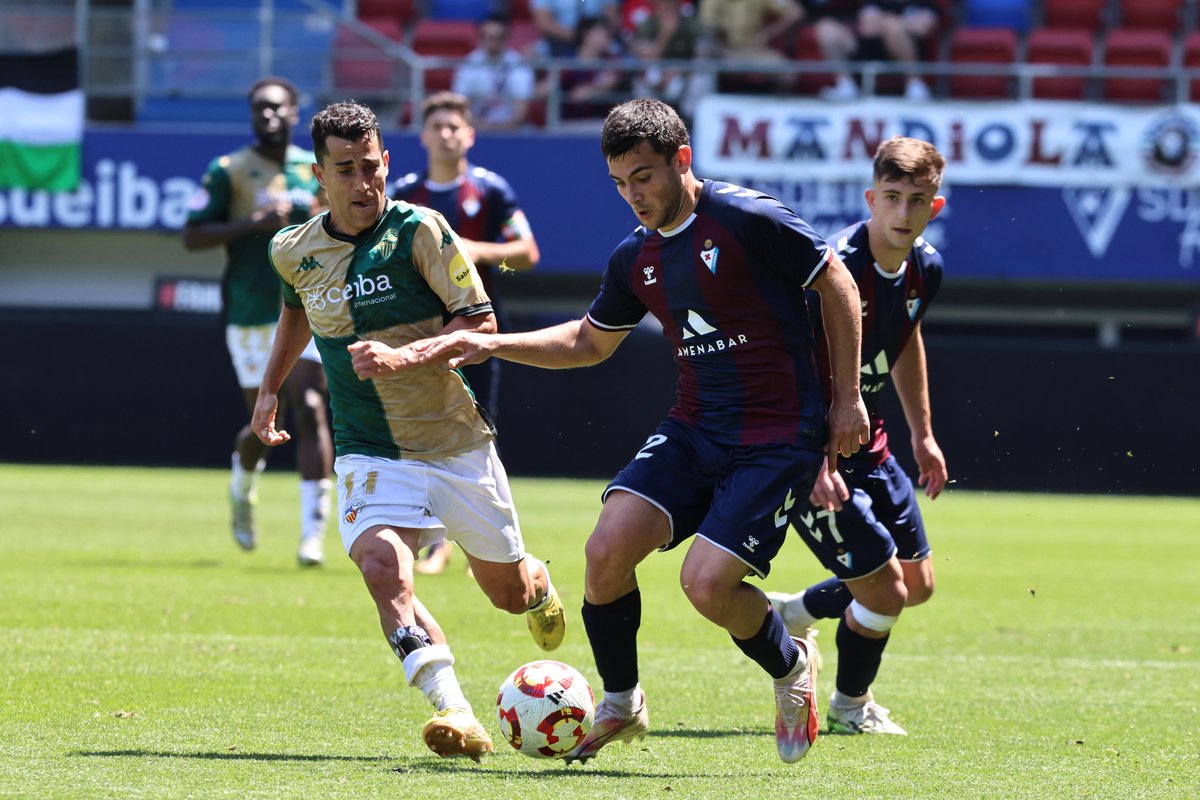 SDEibar's tweet photo. 🤝🏼 Paraules d'agraïment al president i a tota l'afició del @CESabadell per l'exemplar actitud d'ahir en Ipurua

Des de la família armera us vam desitjar la major de les sorts en el Play Off i esperem que aconseguiu l'ascens a @Primera_RFEF 💙

🏟️ Esperem tornar a veure-us aviat en Ipurua