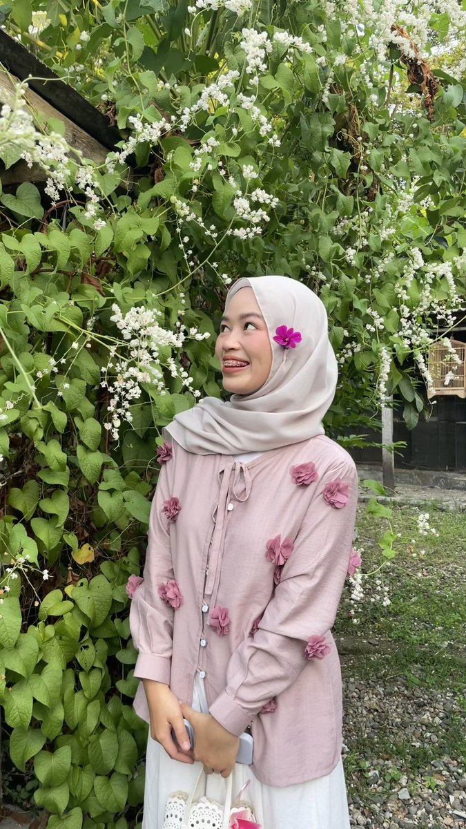 itssastri's tweet photo. I WISH … I KNEW … EARLIER

spill koleksi blouse gemes yang sering banget dipake!
semuanya punya detail manis, bahannya adem, dan cocok di mix n match sama celana/rok favoritku.
harganya start from 50 ribuan👍🏻 https://t.co/KvCDfg792H