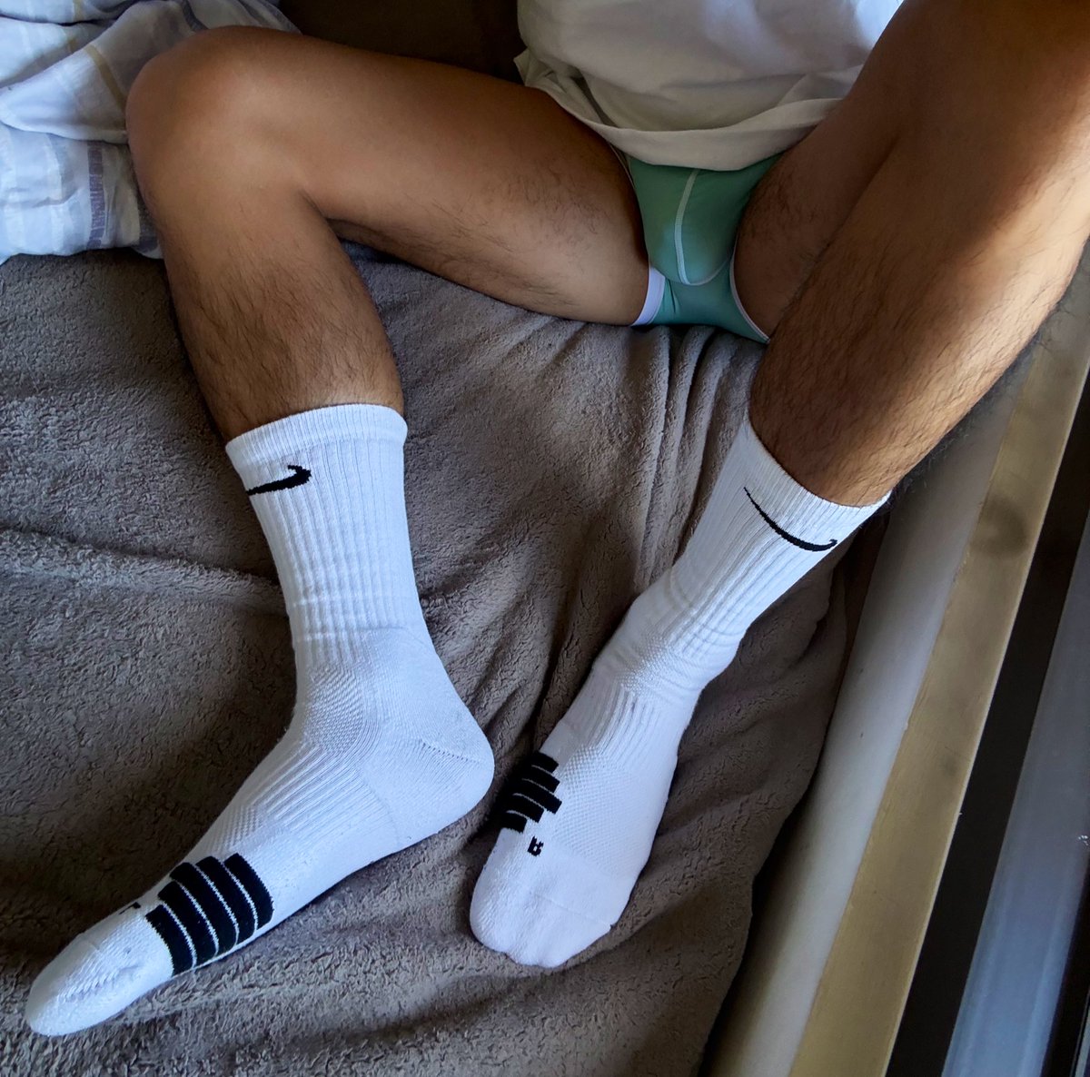 假日起床就是要配菁英襪吧
然後腳快比小腿長了
到底多大🤣🤣🤣
（有亮點😜）
-
原味販售中，歡迎討論喔
-
#白襪 #毛腿 #大腳