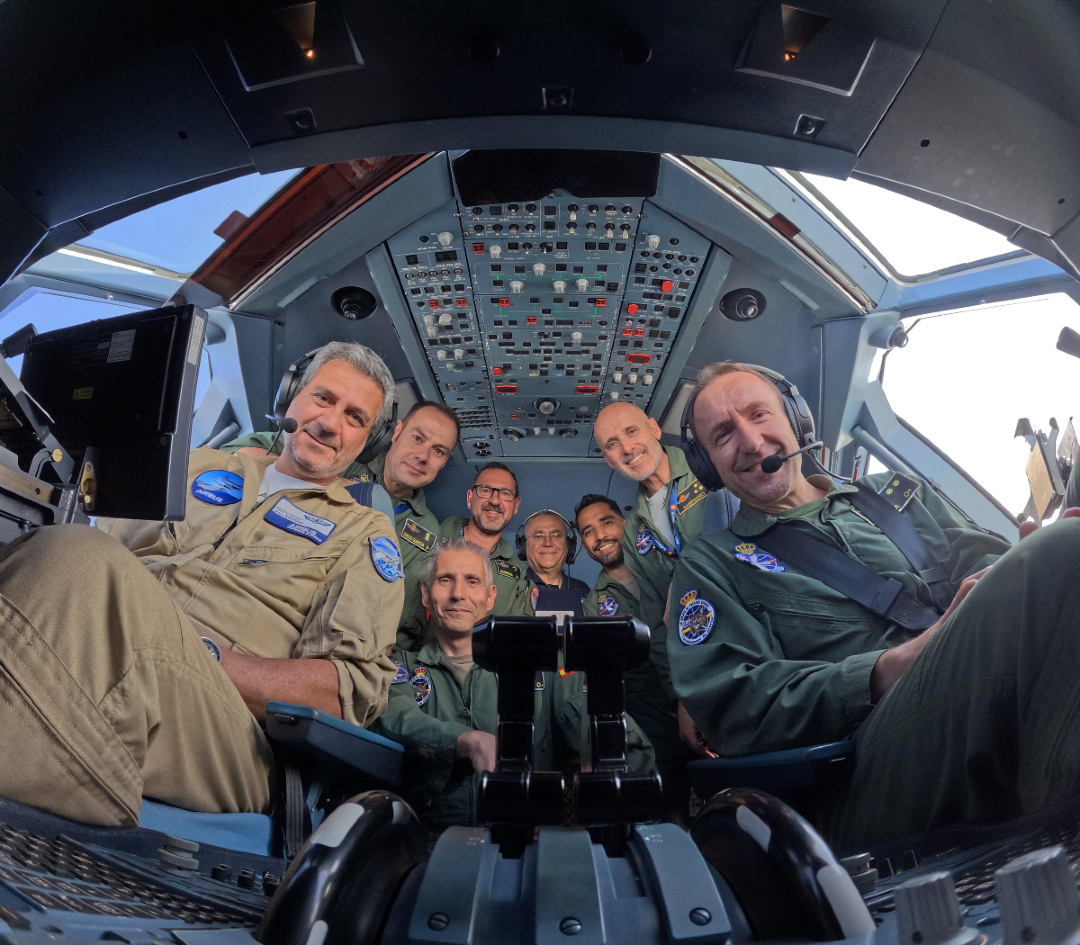 ⚠️❗ Hito en el programa MRTT.

El pasado 13 de mayo, el Ala 45, junto a dos instructores de Airbus, realizó las dos primeras misiones de reabastecimiento en vuelo, diurna y nocturna, del recién entregado TK-24 a los C-15 del Ala 12.