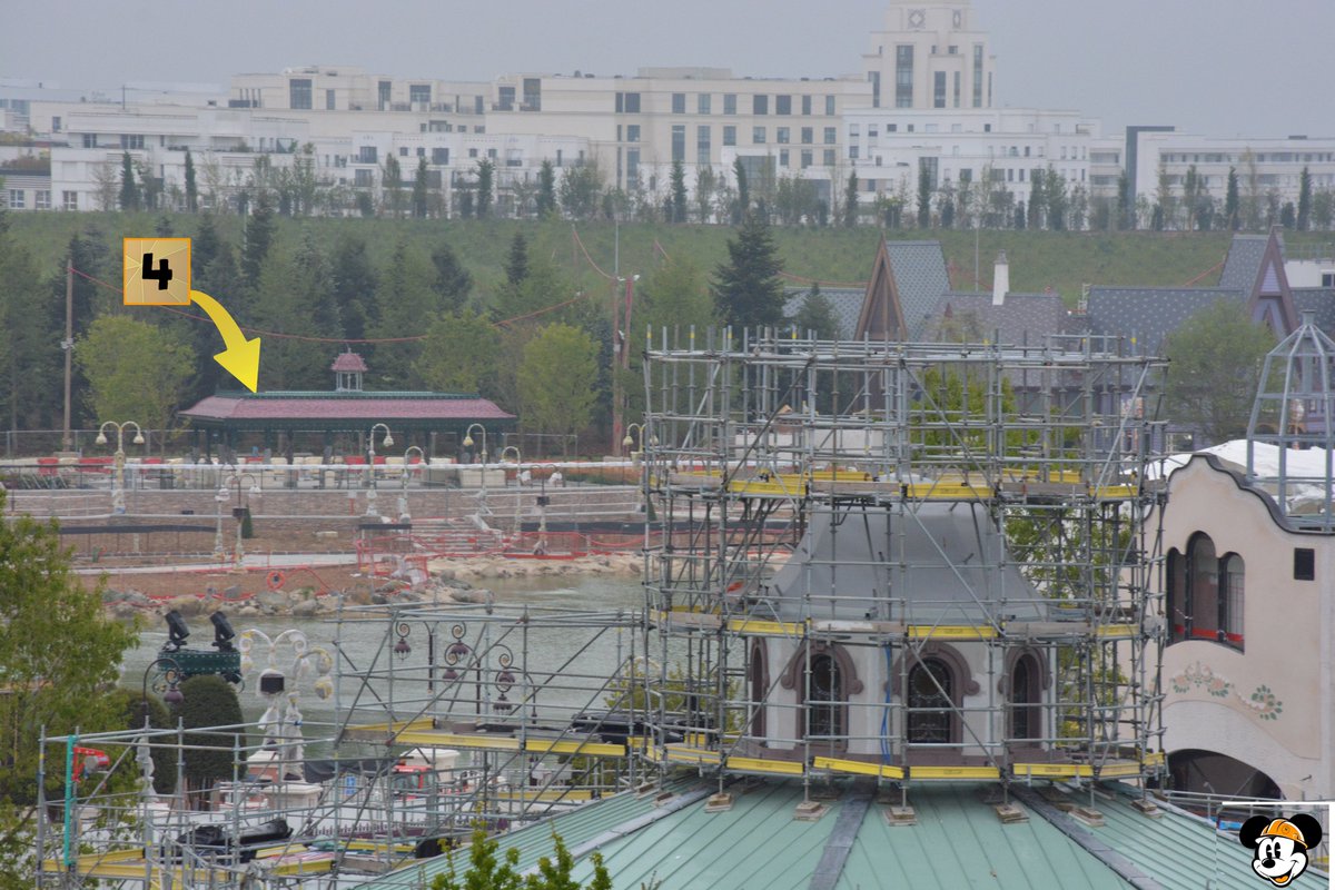 [Analysis] 🚧 #DisneyAdventureWorld, Adventure Bay Progresses!

1️⃣ Scaffolding has been removed from the east pavilion, now revealing its structure, though the tower remains scaffolded as crews prepare for the dome installation.
2️⃣ Skytracers have been installed atop all lighting
