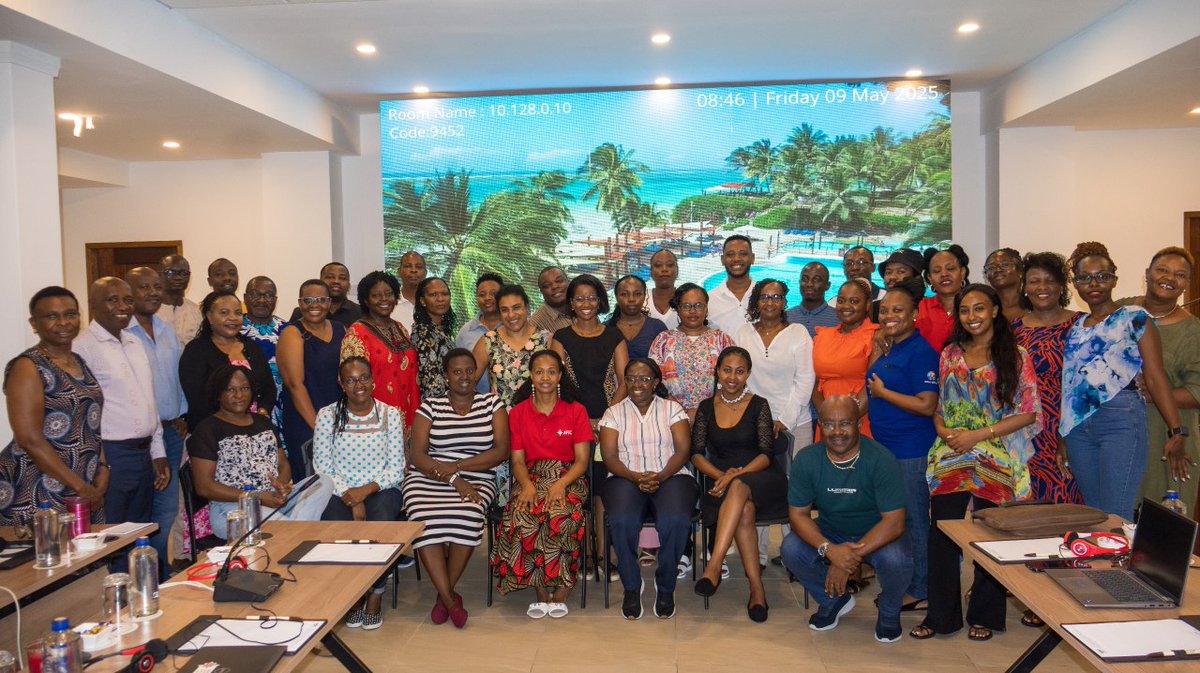 ChasiehN's tweet image. Thrilled to join @AFSC Africa's Leadership Team in Mombasa!
Aligning programs with trends, sustainable funding, & decolonial approaches centering African voices on #Peace & #Migration. Grateful for this united team. Onward!
@SalamaHub @afsc_org